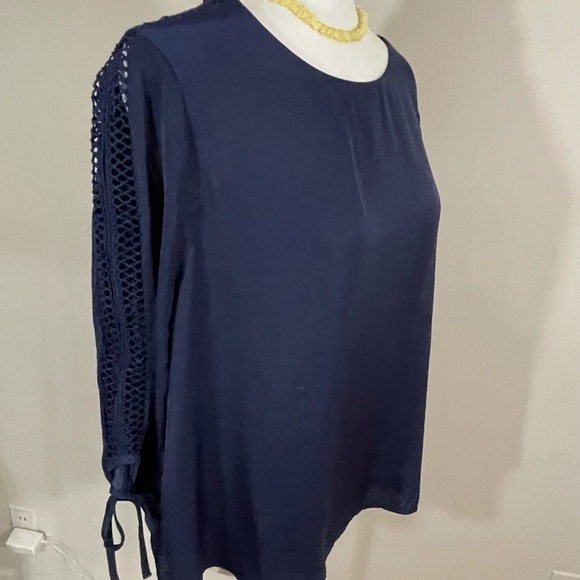 Elsie & Zoey sz s/m top silky feel in navy - Picture 9 of 13